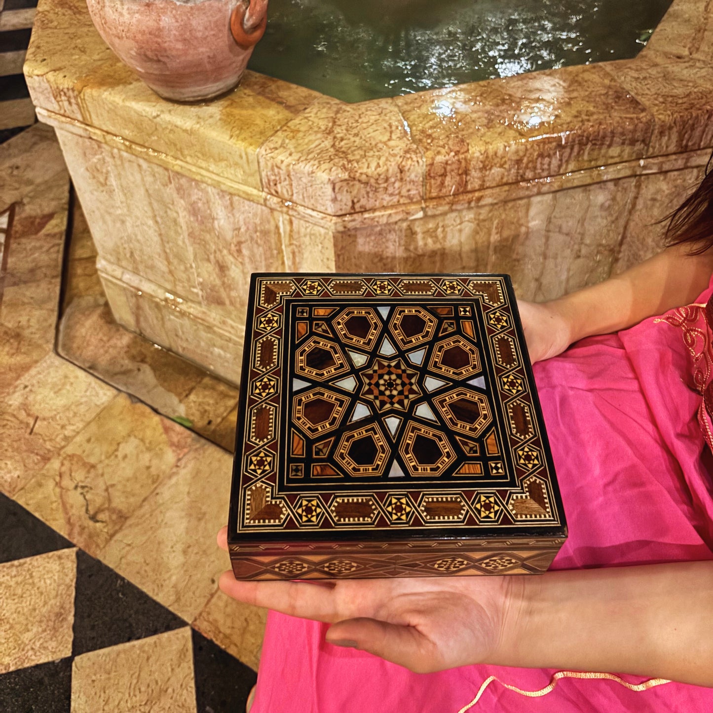 Boîte en Mosaïque Damasquine Faite à la Main par le Maître Gaby Al Dayeh – Nacre et Velours