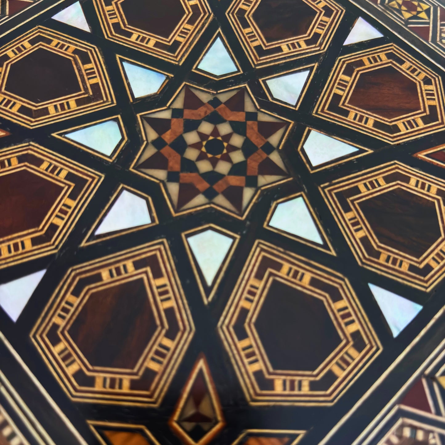 Boîte en Mosaïque Damasquine Faite à la Main par le Maître Gaby Al Dayeh – Nacre et Velours