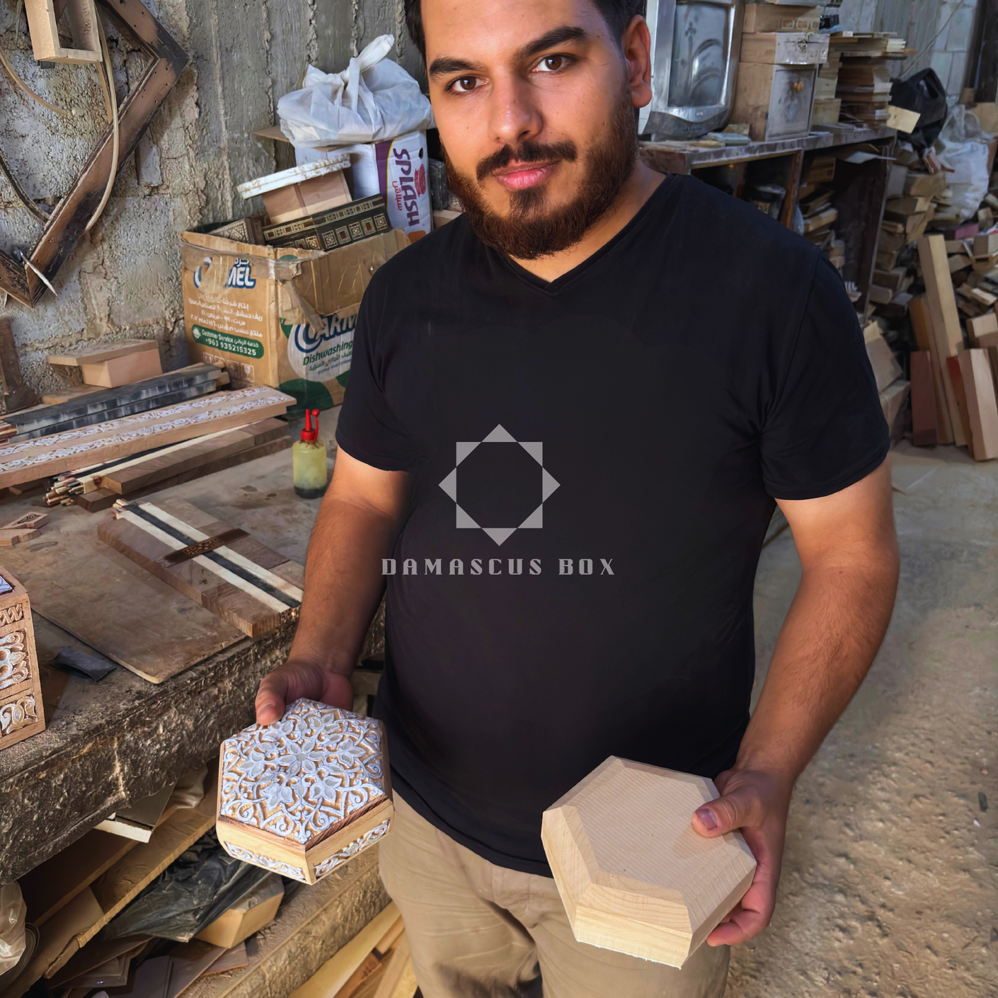 El Oyması Kayın Ahşap Peçete Kutusu – Ceviz Rengi ve Sedef İşlemeli