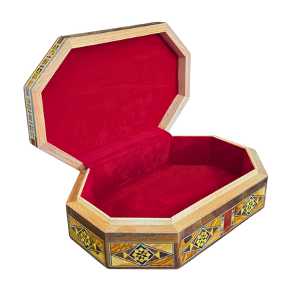 Luxe Damascene mozaïekdoos met echte parelmoerinleg en wijnrood fluwelen interieur.
