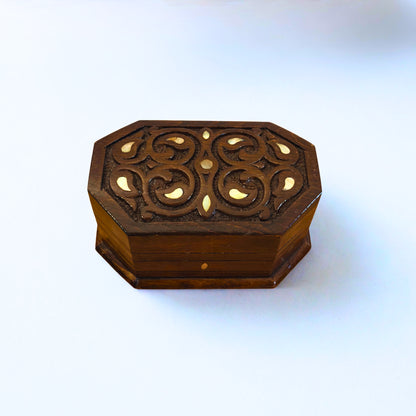Handgeschnitzte Buchenholzbox mit Perlmuttintarsien – Elegante Walnussoptik