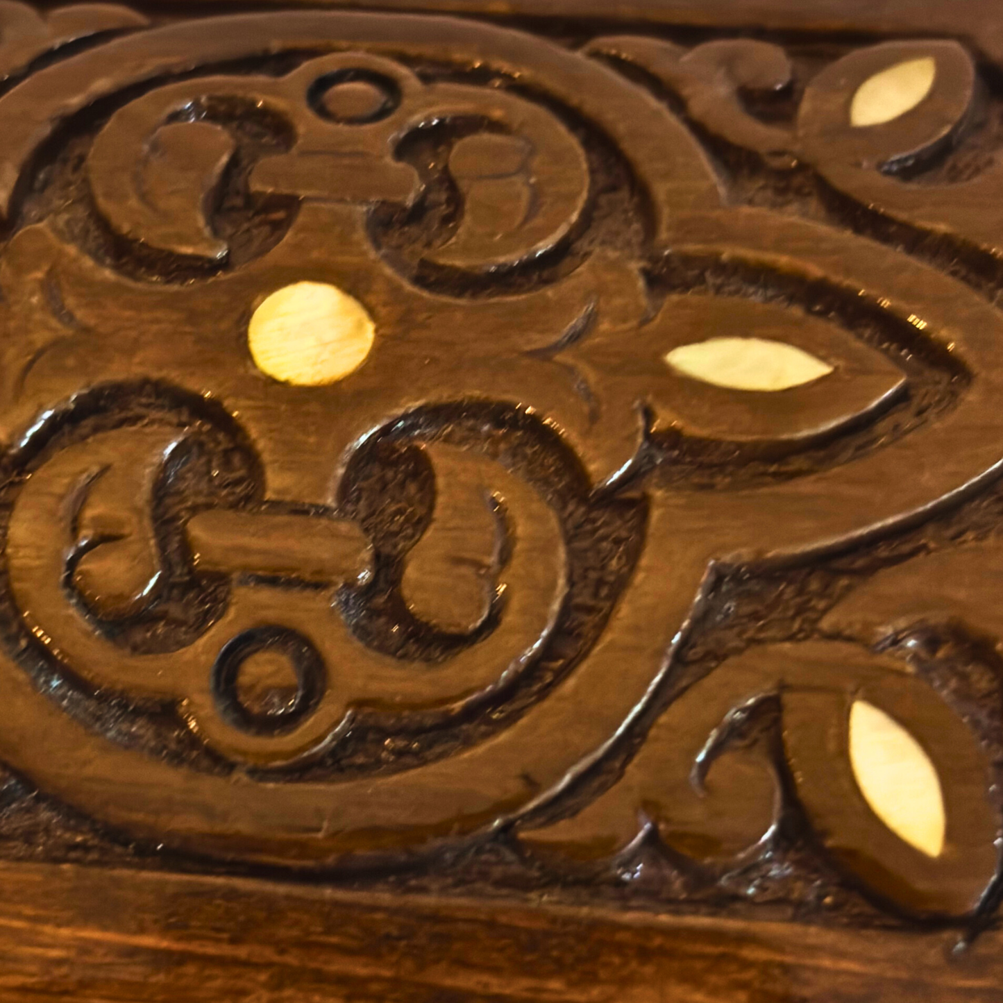 Handgesneden Beukenhouten Doos – Parelmoer & Fluwelen Binnenkant, Tijdloos Oosters Design