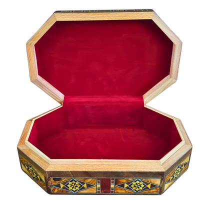 Luxe Damascene mozaïekdoos met echte parelmoerinleg en wijnrood fluwelen interieur.
