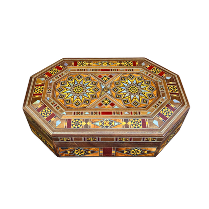 Luxe Damascene mozaïekdoos met echte parelmoerinleg en wijnrood fluwelen interieur.