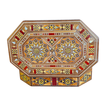 Luxe Damascene mozaïekdoos met echte parelmoerinleg en wijnrood fluwelen interieur.