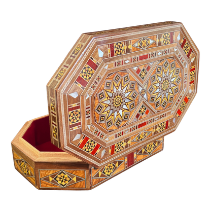 Luxe Damascene mozaïekdoos met echte parelmoerinleg en wijnrood fluwelen interieur.
