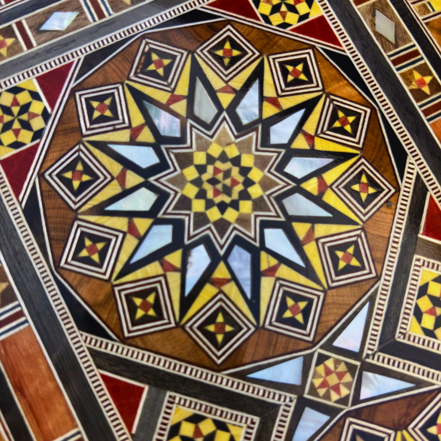 Handgefertigte Mosaik-Schatulle aus Damaskus – Holzkunst & Samt