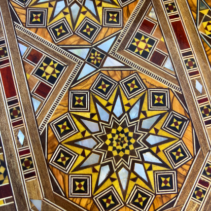 Luxe Damascene mozaïekdoos met echte parelmoerinleg en wijnrood fluwelen interieur.