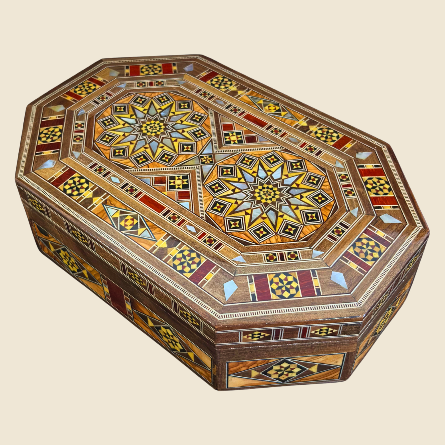 Luxe Damascene mozaïekdoos met echte parelmoerinleg en wijnrood fluwelen interieur.