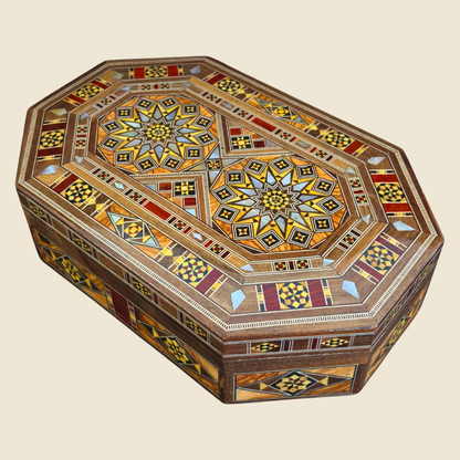 Luxe Damascene mozaïekdoos met echte parelmoerinleg en wijnrood fluwelen interieur.