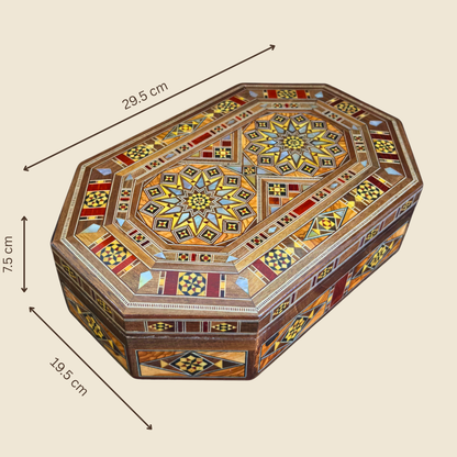 Luxe Damascene mozaïekdoos met echte parelmoerinleg en wijnrood fluwelen interieur.