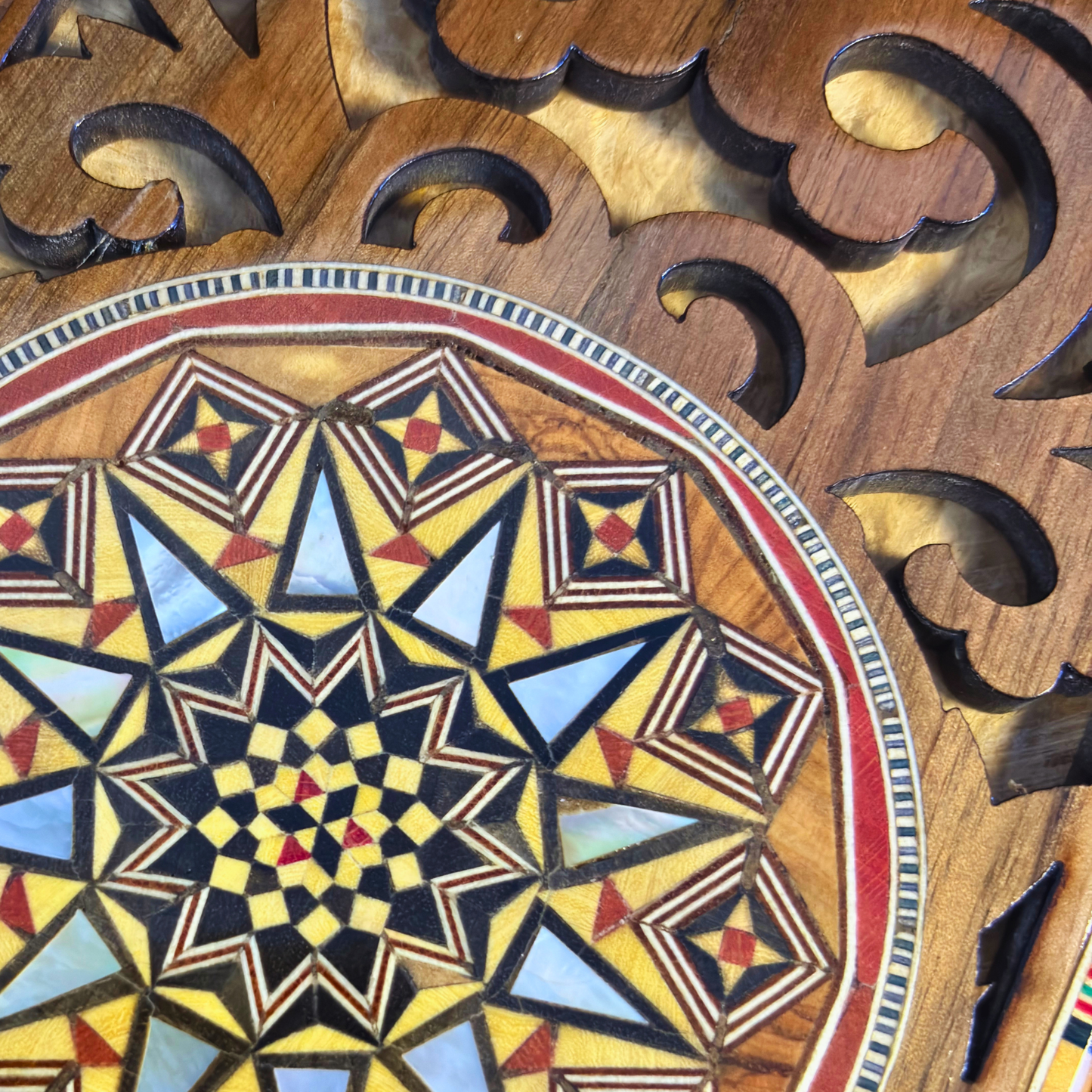 Scatola Artigianale in Mosaico Damasceno – Madreperla e Intagli Artistici