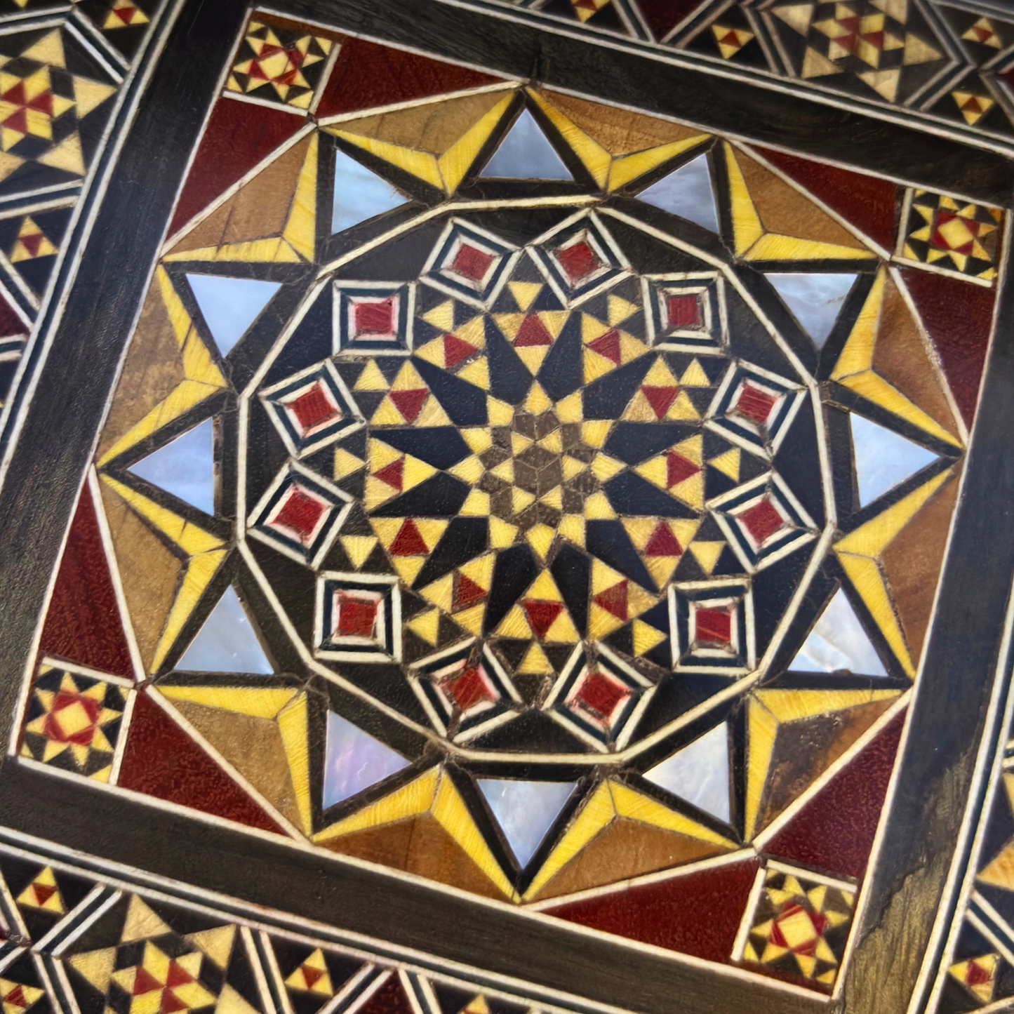 Scatola Artigianale in Mosaico Damasceno – Madreperla e Velluto