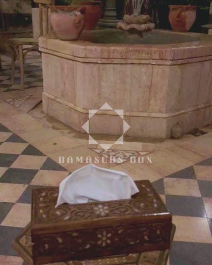 El Oyması Kayın Ahşap Peçete Kutusu – Ceviz Rengi ve Sedef İşlemeli