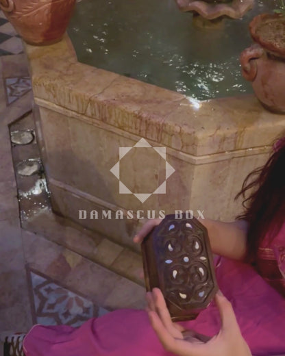 صندوق محفور يدويًا من خشب الزان ومطعّم بالصدف – لمسة فاخرة بلون الجوز