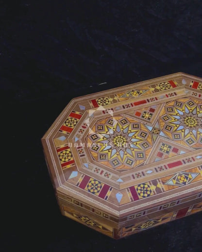 Luxe Damascene mozaïekdoos met echte parelmoerinleg en wijnrood fluwelen interieur.